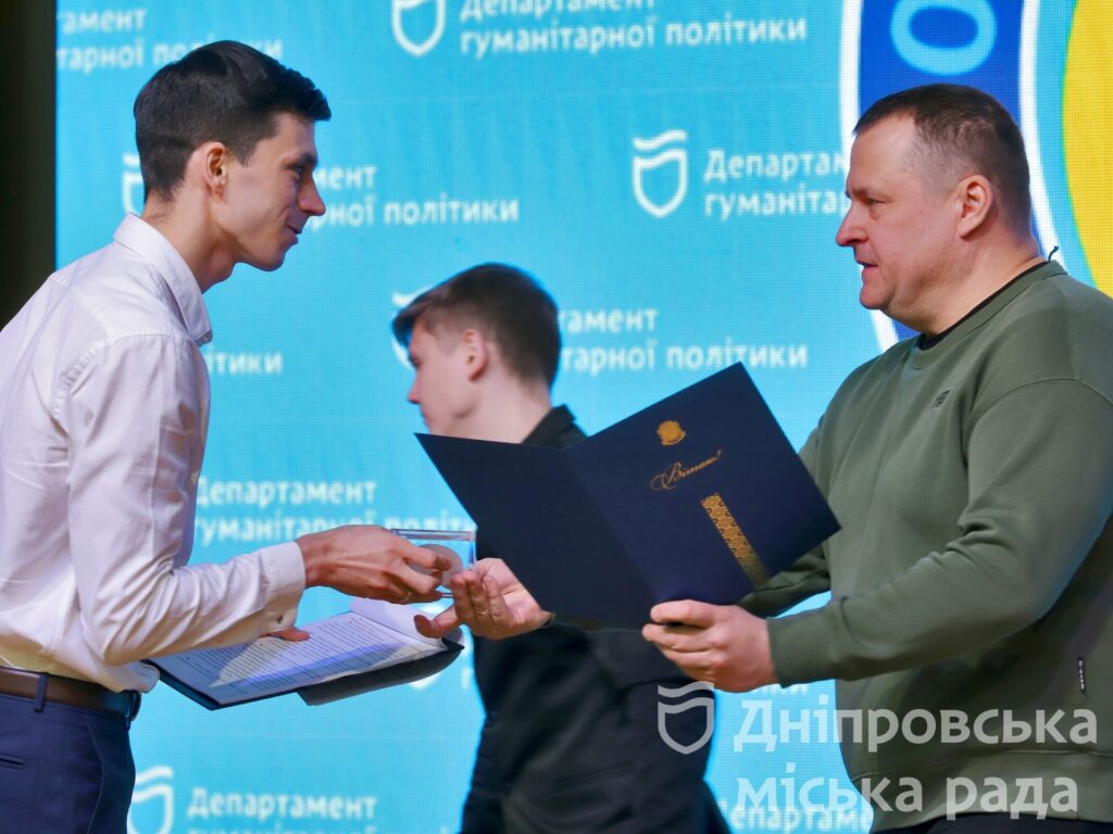 Міський голова  Дніпра вручив подяки педагогам та школярам, які допомагають ЗСУ