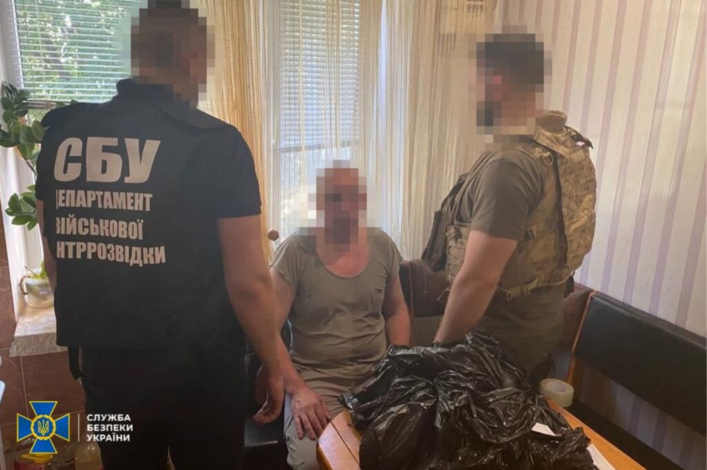 15 років тюрми присудили зраднику, який «зливав» позиції ЗСУ своєму сину-військовослужбовцю рф