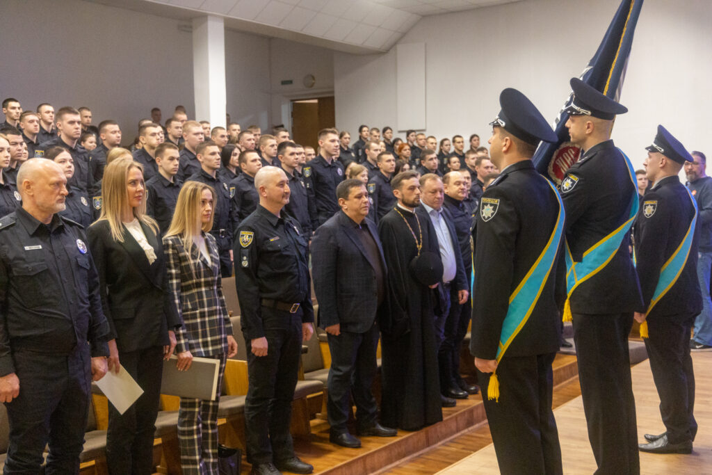 Курсантам Дніпропетровського державного університету внутрішніх справ урочисто вручили дипломи