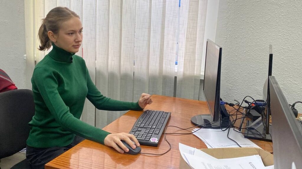 Школярка з Дніпра заснувала історичний проєкт і переклала його п’ятьма мовами
