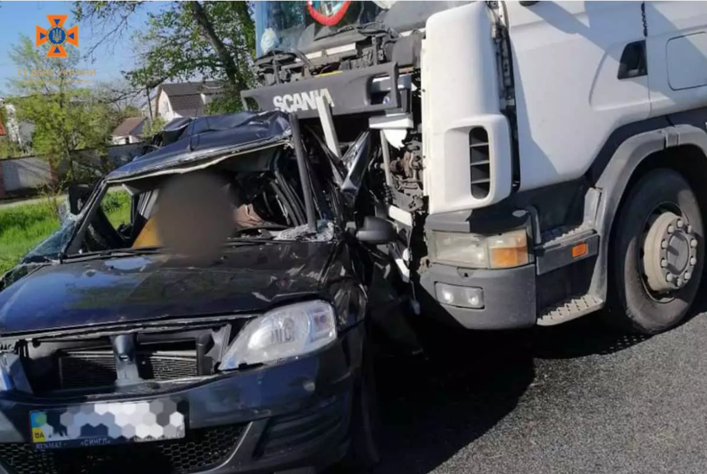 Смертельна ДТП на Дніпропетровщині: надзвичайники деблокували тіло водія з легковика