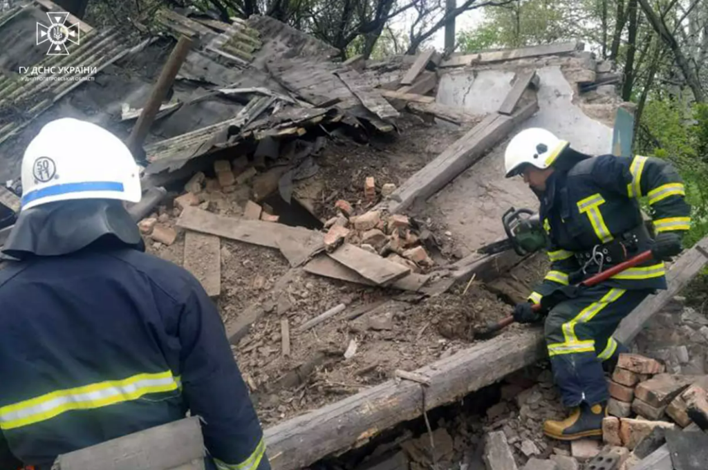 На Дніпропетровщині рятувальники вилучили з-під завалів будинку тіло загиблого чоловіка