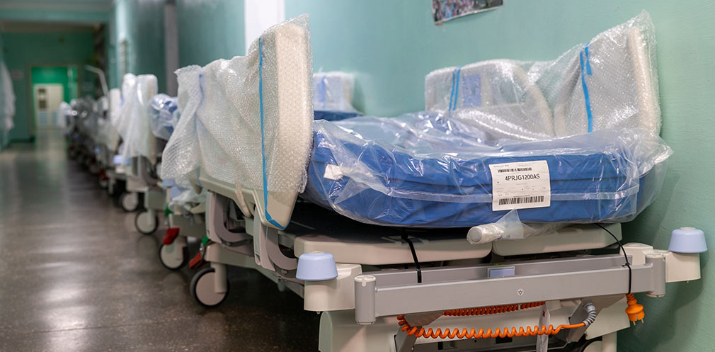 Новомосковська лікарня отримала багатофункціональні ліжка від Чехії