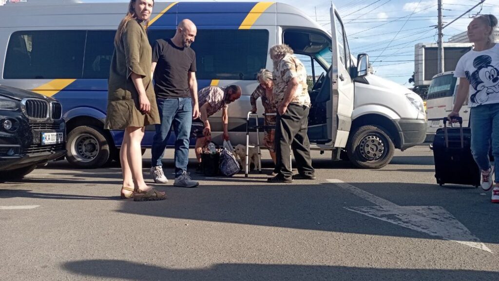 З обстрілюваних громад Дніпропетровщини евакуюють безкоштовно: куди звертатися