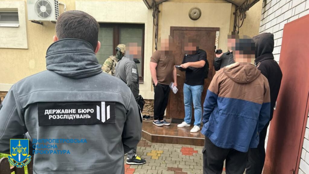 У Дніпрі викрито правоохоронця, який вимагав 200 000 доларів та погрожував вбивством