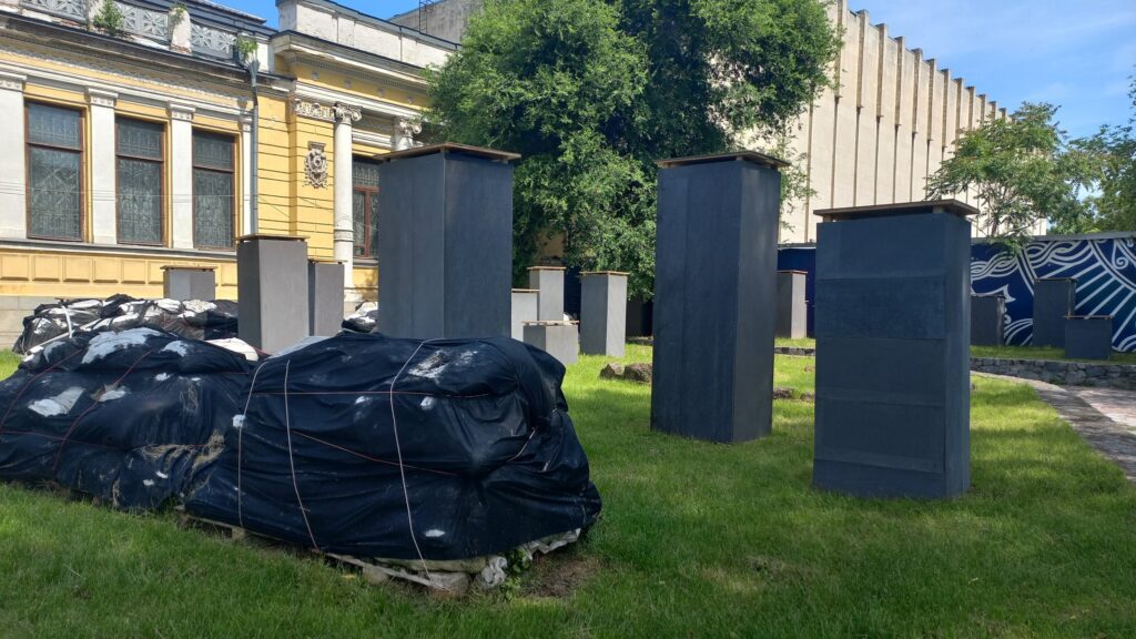 Кам’яні баби з колекції історичного музею в Дніпрі сховали під кевларовими “бронежилетами”