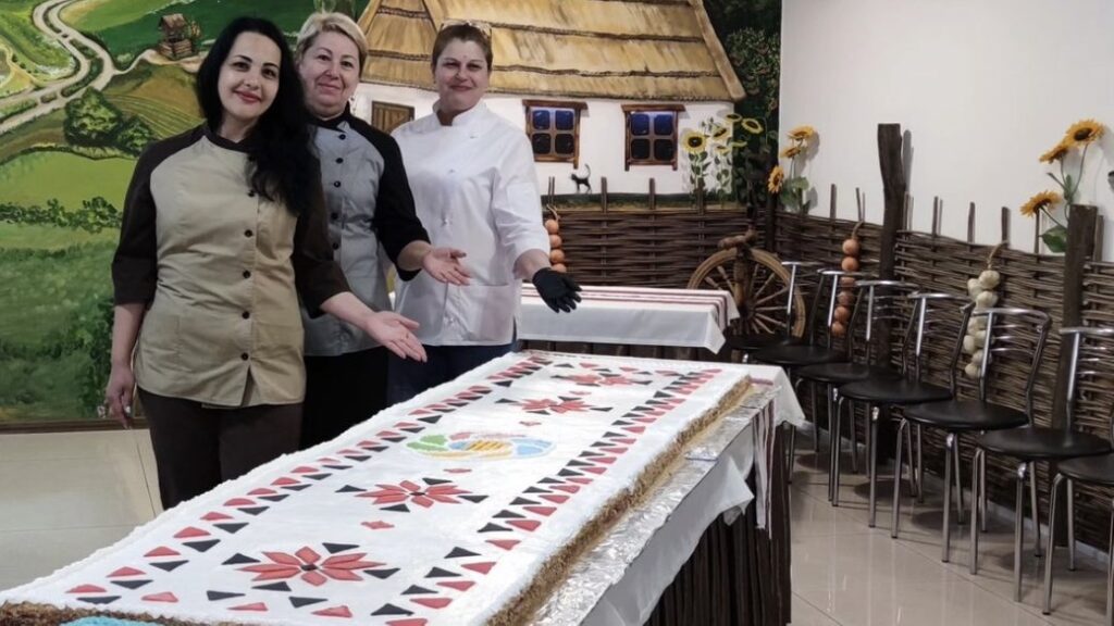 У Дніпрі виготовили торт у формі рушника довжиною 2,5 метри