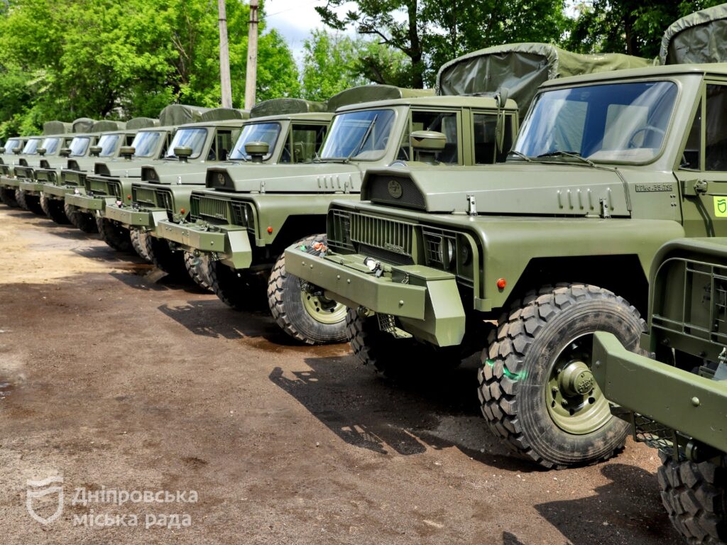 Дніпро відправив на фронт чергові два десятки вантажівок