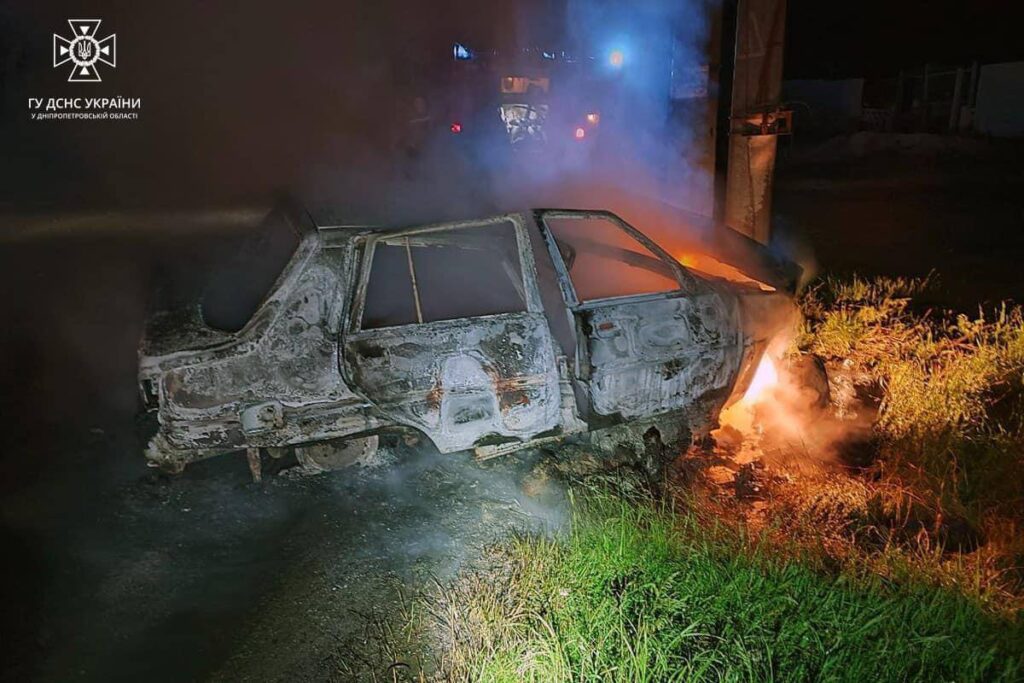 У Дніпрі згоріла автівка з двома людьми