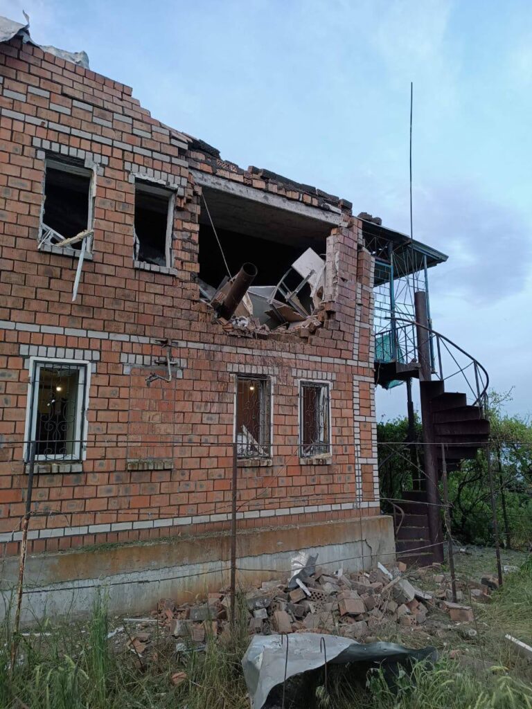 Російські війська атакували Марганецьку громаду дроном-камікадзе: пошкоджено будинок