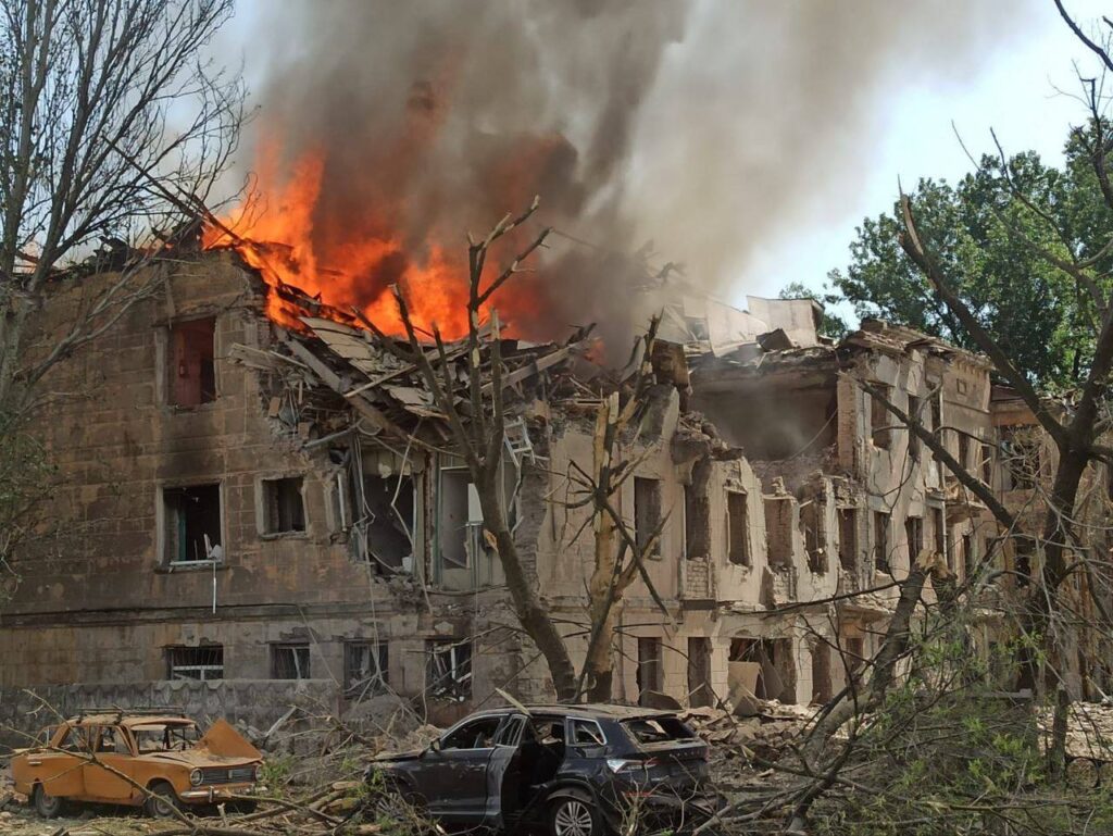 Російська ракета вдарила по медзакладу у Дніпрі