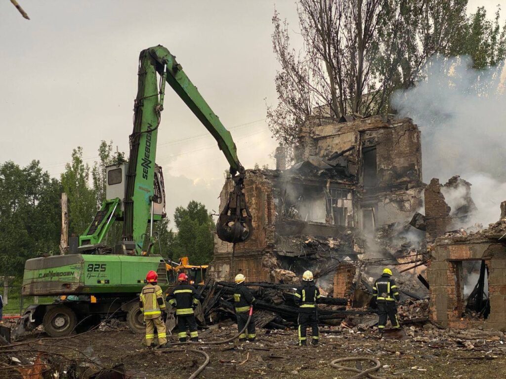 У Дніпрі завершили пошуково-рятувальні роботи після ракетного удару по медзакладу