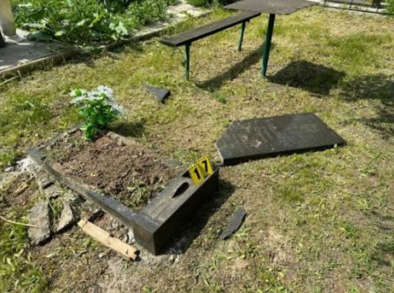 У Новомосковському районі затримали вандала, який розтрощив 19 пам’ятників на місцевому кладовищі
