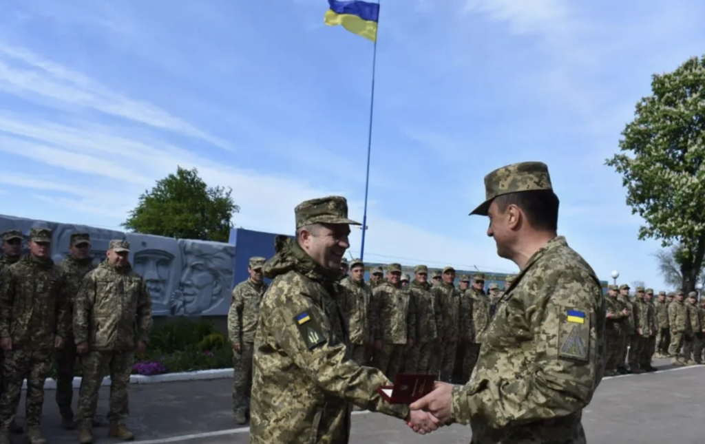 Командувач Повітряних Сил ЗСУ нагородив захисників неба Дніпропетровщини почесними відзнаками