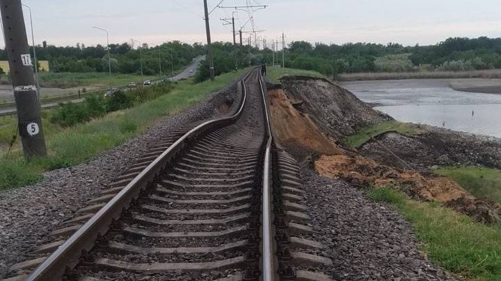 На місці зсуву залізничного полотна під Нікополем формують новий насип