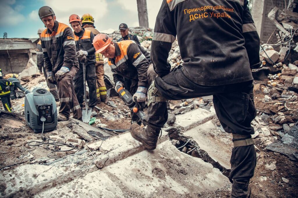 Кількість загиблих через ракетну атаку по Кривому Рогу зросла до дванадцяти: в лікарні помер 67-річний чоловік