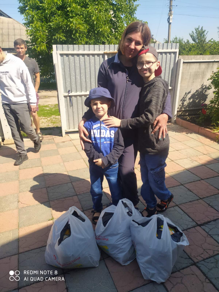 Благодійники допомогли сім’ям з дітьми, які постраждали від ракетної атаки у Підгородному