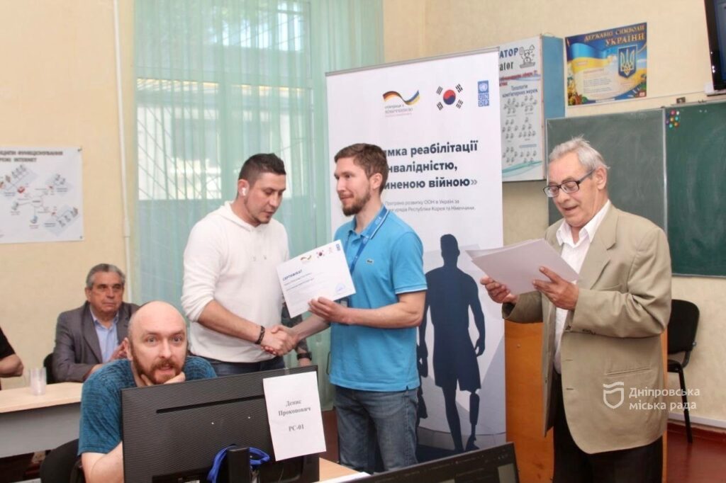 У Дніпрі ветерани отримали дипломи сисадмінів