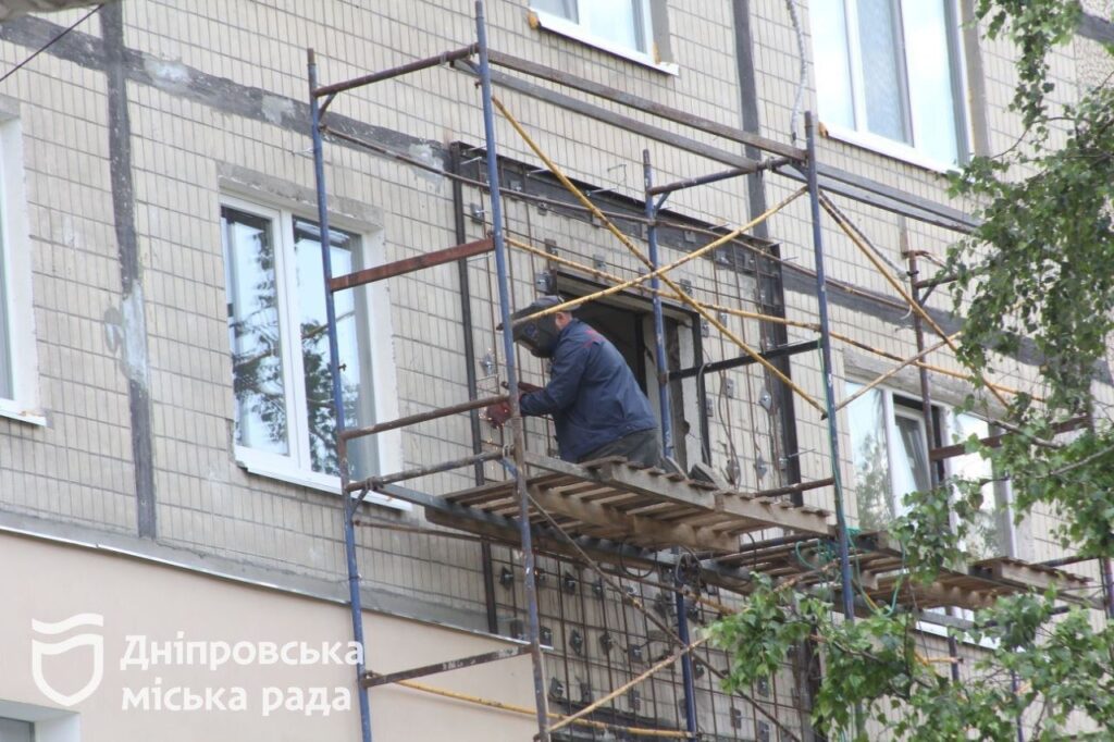 У дніпровському будинку на Перемозі, куди поцілила російська ракета, відновлюють стіну