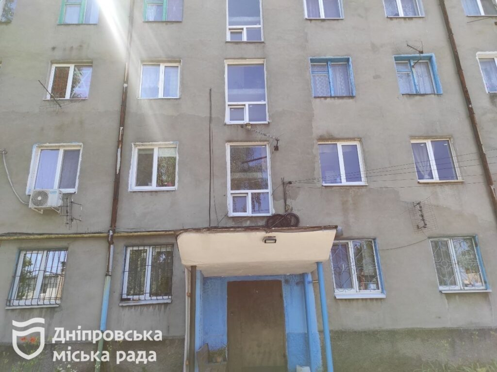 У Дніпрі продовжуються відновлення після ракетних ударів у будинках ОСББ та ЖБК