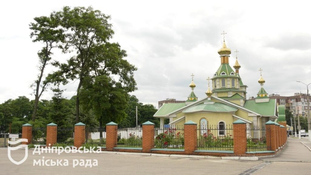 У міськраді Дніпра борються з незаконним церковним парканом