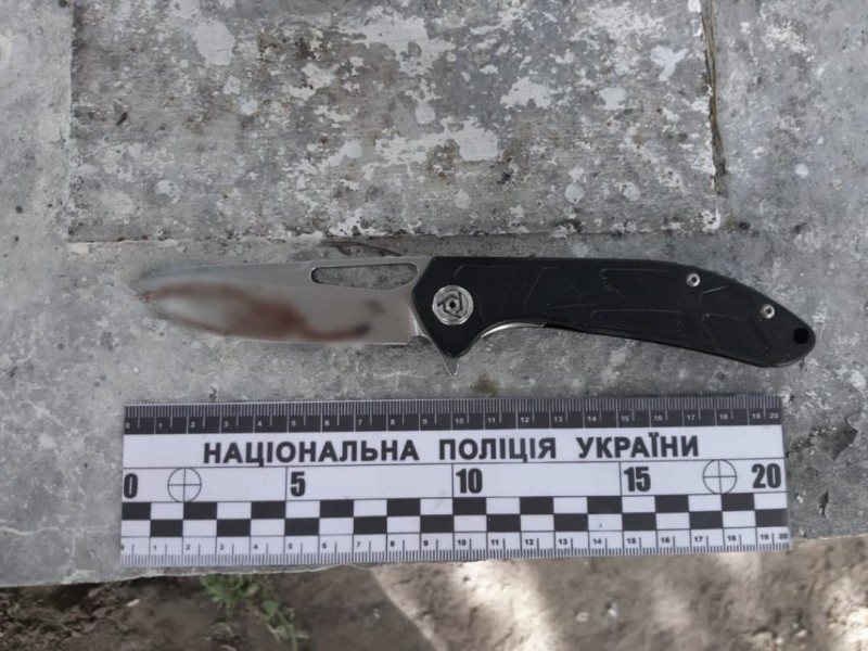 Правоохоронці затримали жителя Дніпропетровщини, який поранив ножем знайомого та втік