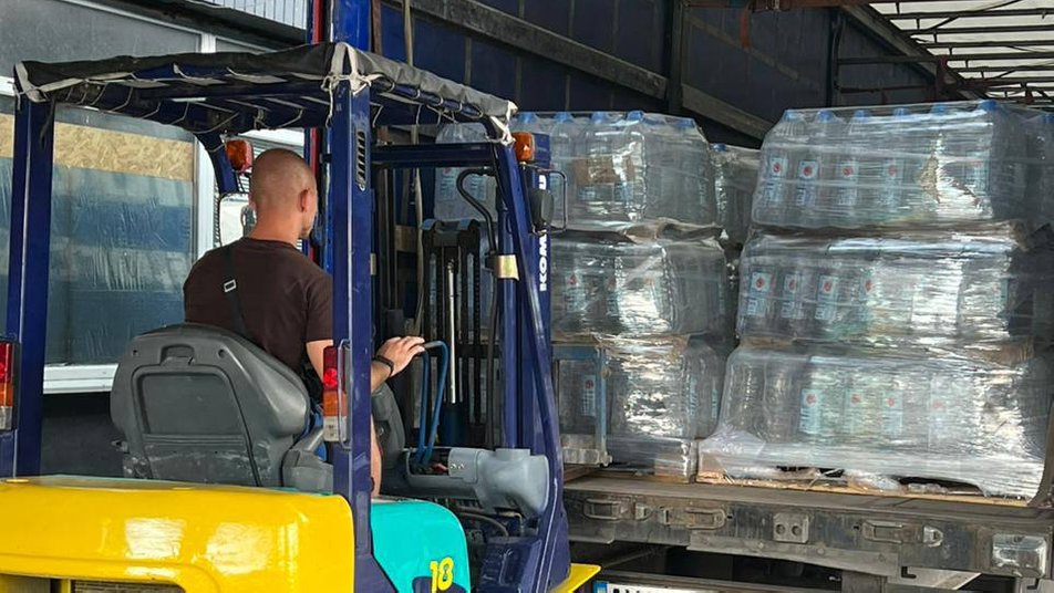 Житомирщина передала місту на Дніпропетровщині майже 15 тонн бутильованої води