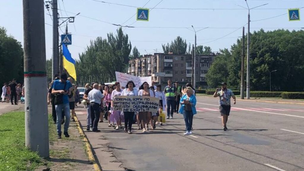 У Кривому Розі через невиплати зарплат мітингували медики