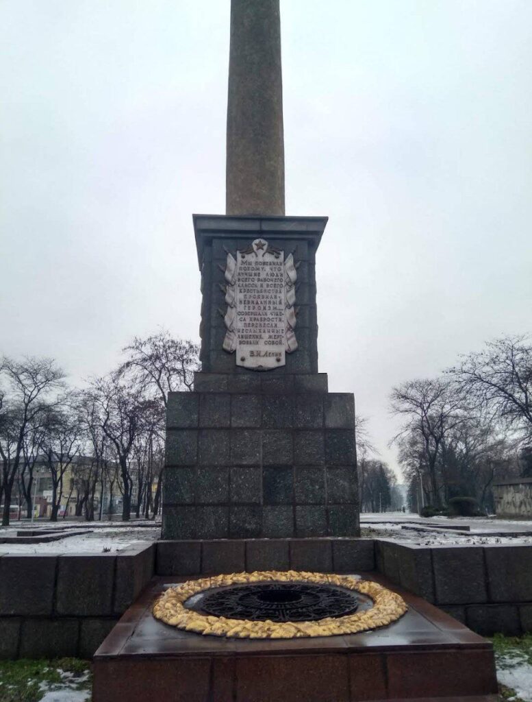 У Кам’янському містяни добиваються через петицію демонтажу комуністичної символіки