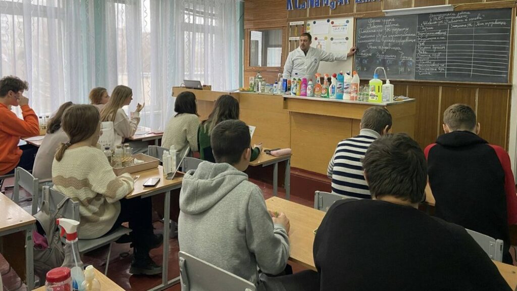 У новому навчальному році школи Дніпра перейдуть на змішаний тип навчання (інфографіка)