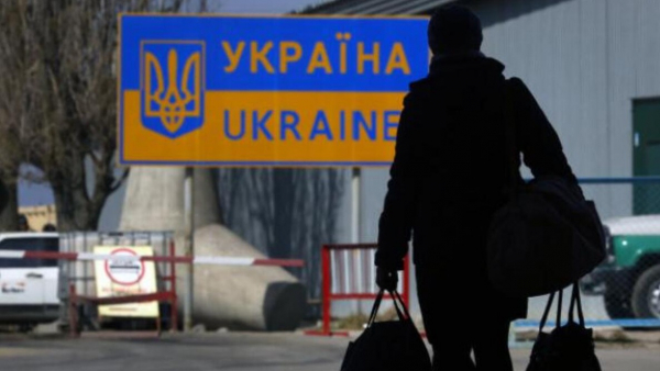 Скільки коштуватиме економіці неповернення вимушених мігрантів до України