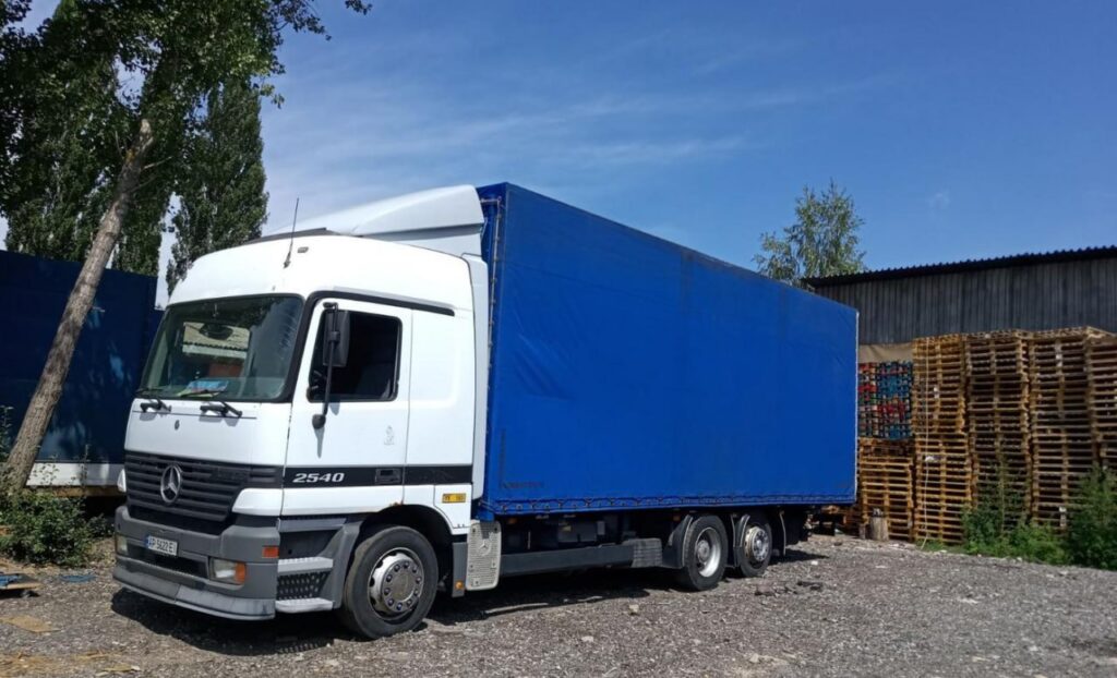 Ліцей з Німеччини безкоштовно передає меблі для школи на Дніпропетровщині: потрібна вантажівка