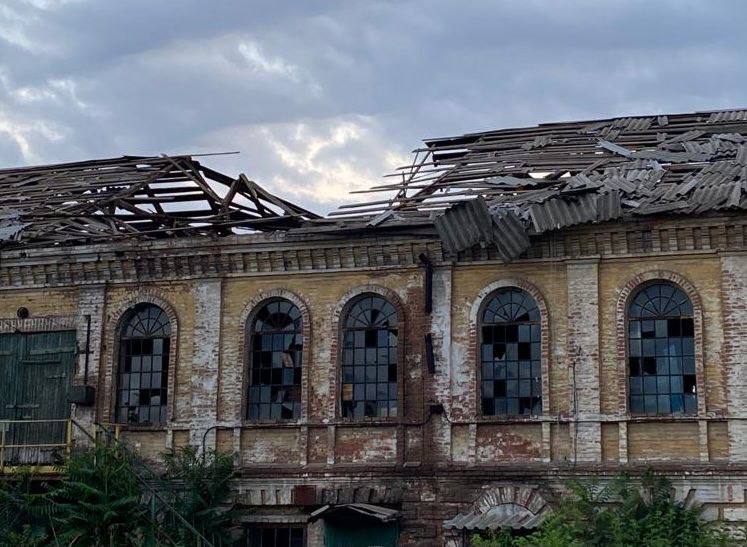 Вночі росіяни обстріляли Нікопольщину: пошкоджені дев`ятиповерхівка, підприємство, агрофірма