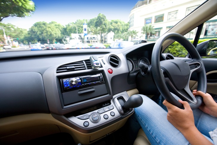 З 1 серпня на дорогах України можуть з’явитися автівки з правим розташуванням керма