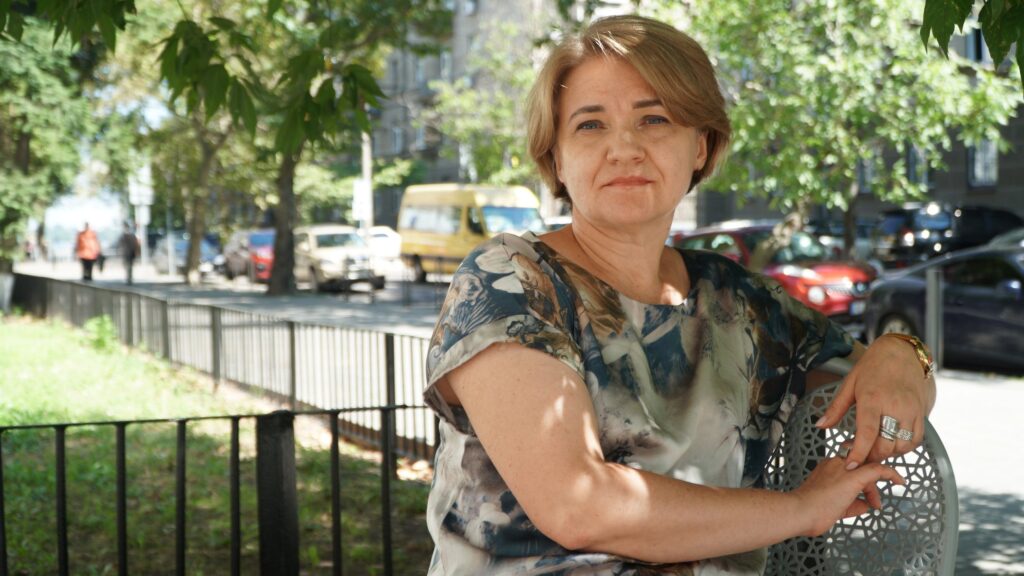 “Треба було якось допомагати фронту”. Дніпрянка малює ілюстрації для благодійного продажу