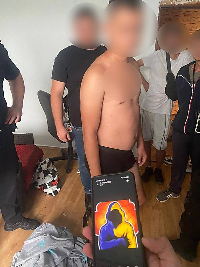 У Кривому Розі затримали афериста, який виманив 3 мільйони через копію відомого Telegram-каналу