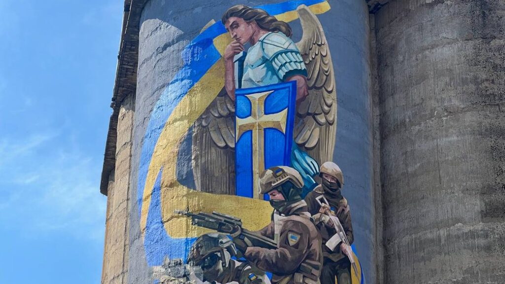 Архангел для воїнів. Художниця з Кривого Рогу створила 18-метровий патріотичний мурал