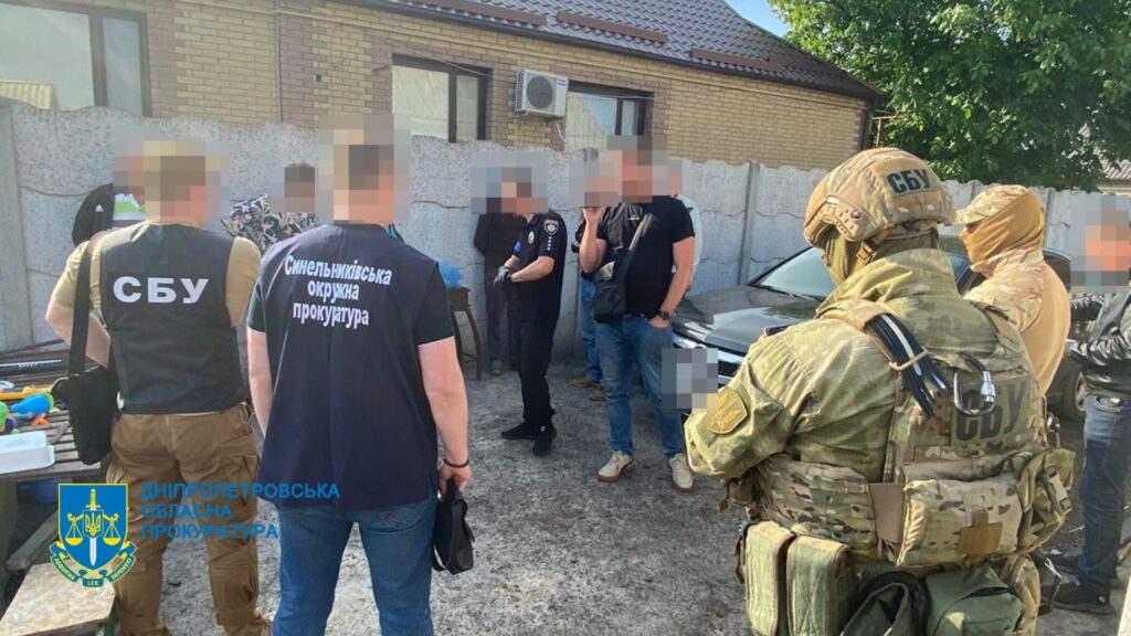 На Дніпропетровщині судитимуть наркоугруповання, яке зберігало зброю та вирощувало канабіс