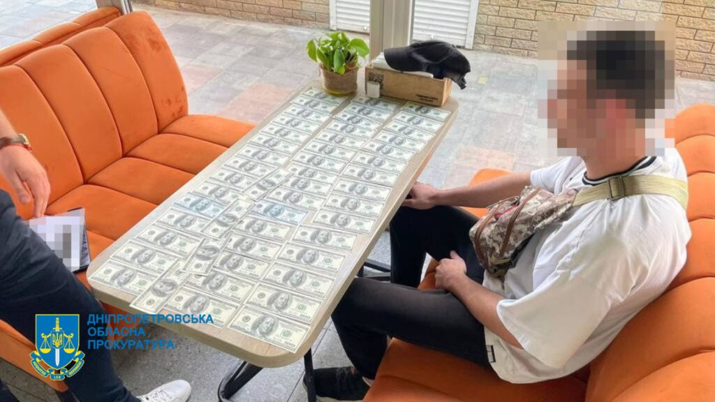 Затримано мешканця Дніпра, який за 5 тисяч доларів обіцяв ухилянту вирішити проблему