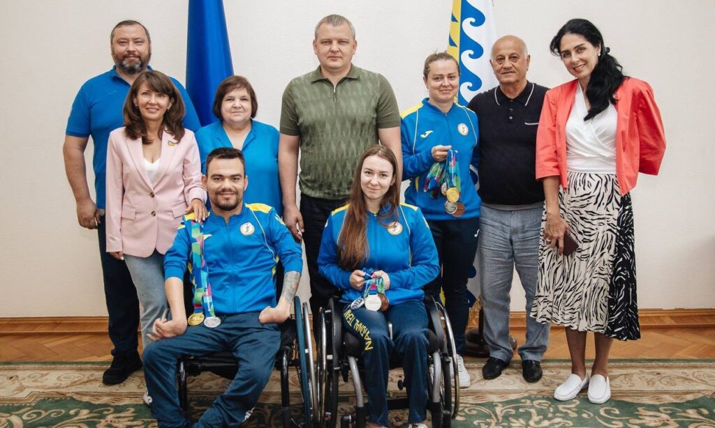 Спортсменам Дніпропетровщини, які вибороли призові місця на Чемпіонаті світу 2023 з параплавання, вручили нагороди