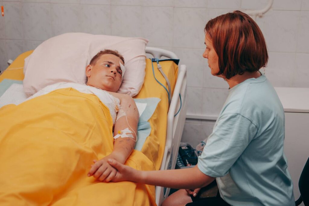 В одній з лікарень Дніпропетровщини рятують хлопчика, який постраждав від російського удару по Покровську