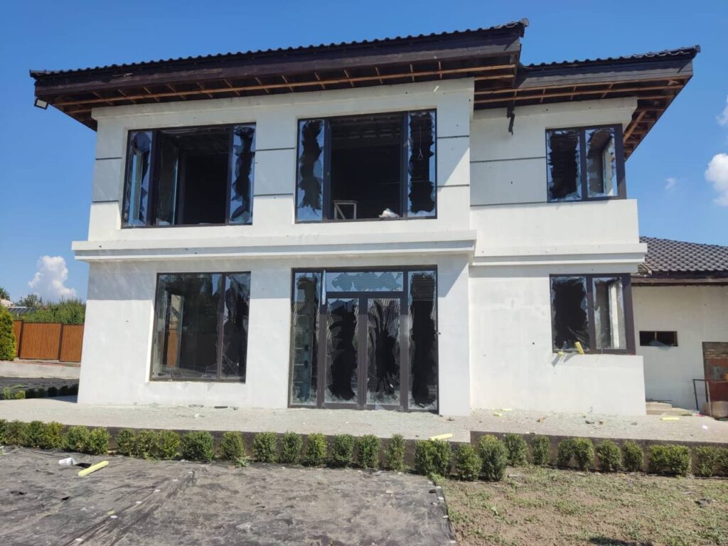 У неділю росіяни тричі обстрілювали Нікополь: пошкоджені готель, будинки та лінія електропередач