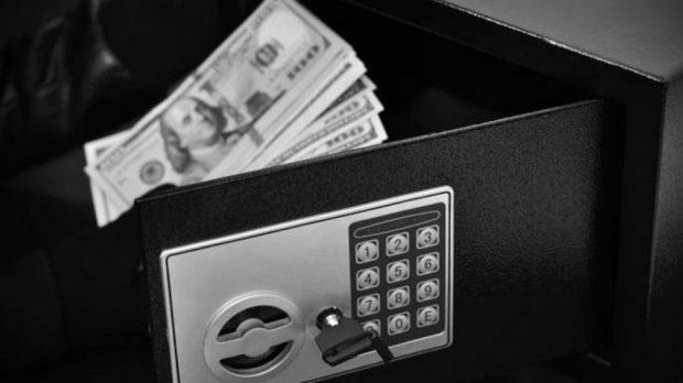 На Дніпропетровщині у прокурора в сейфі знайшли 28 тисяч доларів