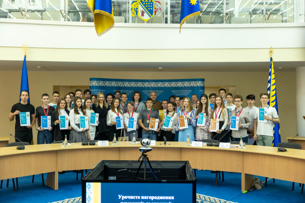 На Дніпропетровщині відзначили юних переможців та призерів Всеукраїнського конкурсу-захисту наукових робіт