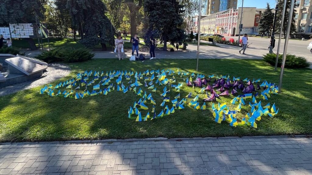 У Павлограді створили мапу України з прапорців з іменами загиблих військових