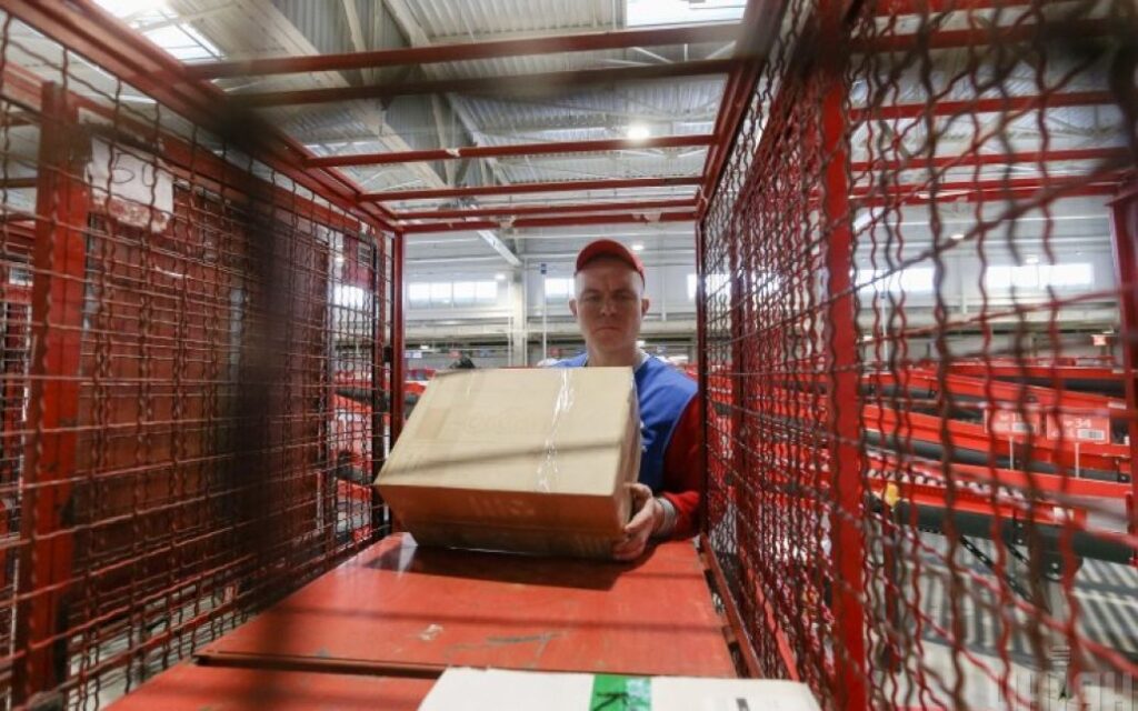 Кабмін заборонив пересилати поштою низку предметів: опубліковано список