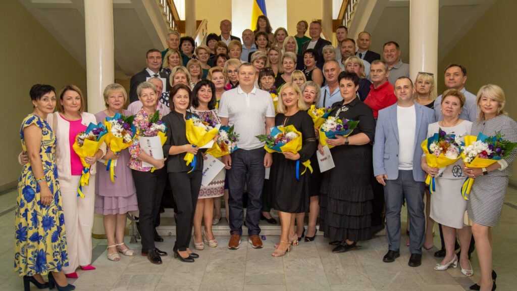 У Дніпропетровській облраді напередодні Дня працівників освіти нагородили педагогів