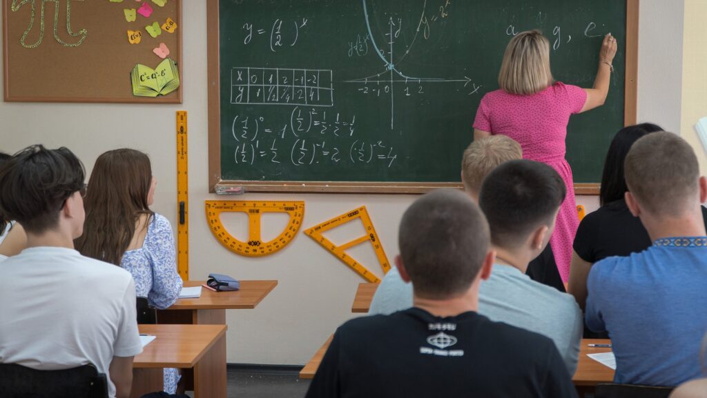 Навчатимуться дистанційно, у змішаному форматі та індивідуально. У Дніпрі 4 вересня розпочався новий навчальний рік