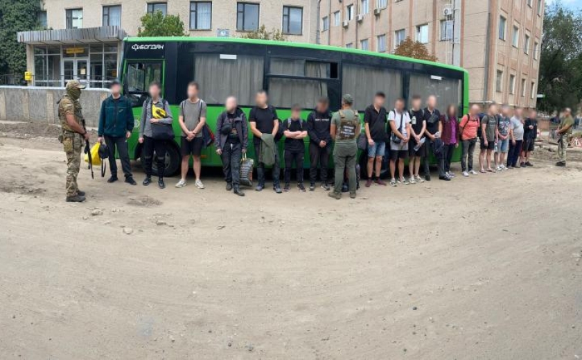 18 ухилянтів збирались перетнути кордон у причепах з зерном