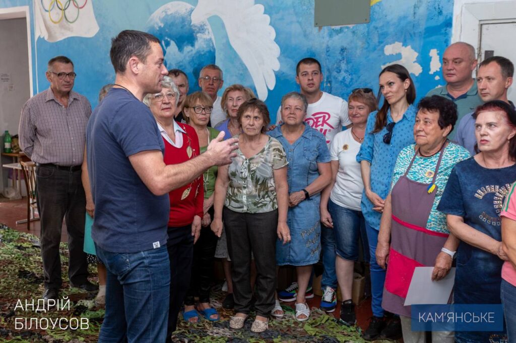 Міська влада Кам’янського передала допомогу волонтерам “Жіночої сотні”